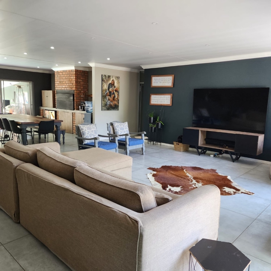 5 Bedroom Property for Sale in Langenhovenpark Free State